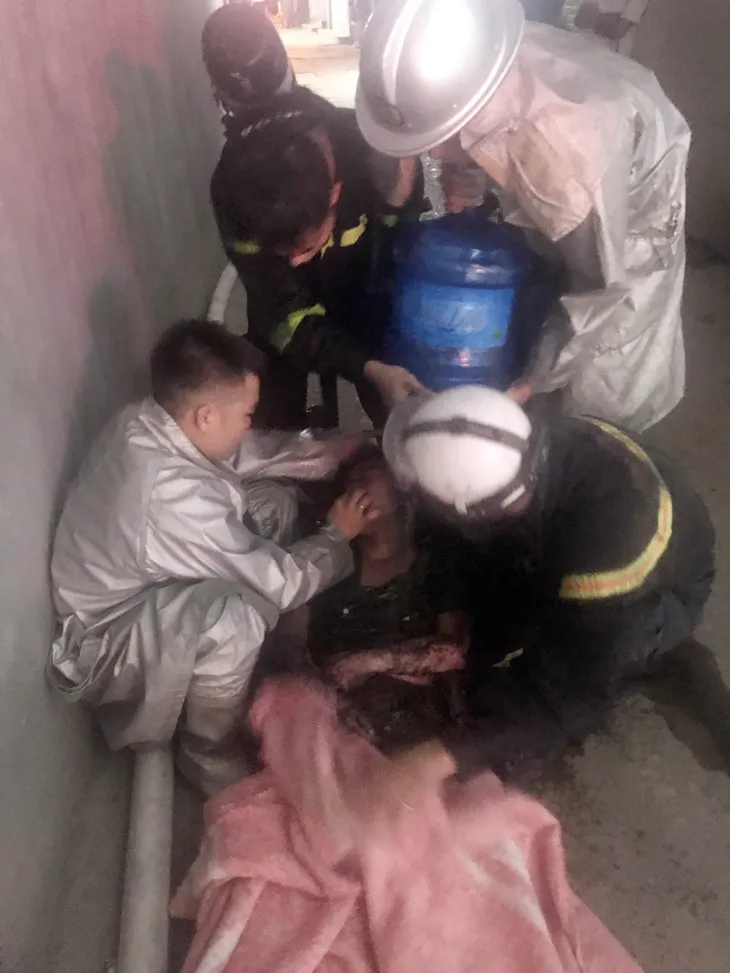 Hà Nội: Cháy nhà 6 tầng, 11 người may mắn thoát nạn - Ảnh 1. Hà Nội: Cháy nhà 6 tầng, 11 người may mắn thoát nạn - Ảnh 1.