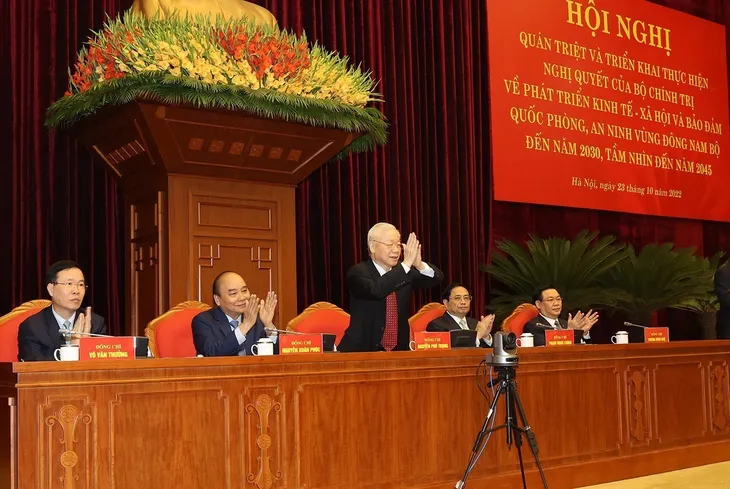 Tổng Bí thư Nguyễn Phú Trọng chủ trì Hội nghị triển khai thực hiện Nghị quyết của Bộ Chính trị về vùng Đông Nam Bộ - Ảnh 4. Tổng Bí thư Nguyễn Phú Trọng chủ trì Hội nghị triển khai thực hiện Nghị quyết của Bộ Chính trị về vùng Đông Nam Bộ - Ảnh 4.