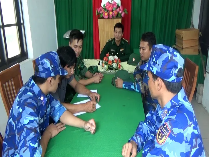 Cứu nạn thành công tàu cá cùng 3 ngư dân trôi dạt trên biển - Ảnh 3. Cứu nạn thành công tàu cá cùng 3 ngư dân trôi dạt trên biển - Ảnh 3.