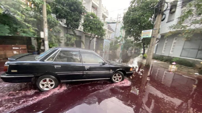 Dòng nước đỏ bất thường tràn vào khu dân cư sau cơn mưa lớn - Ảnh 5. Dòng nước đỏ bất thường tràn vào khu dân cư sau cơn mưa lớn - Ảnh 5.