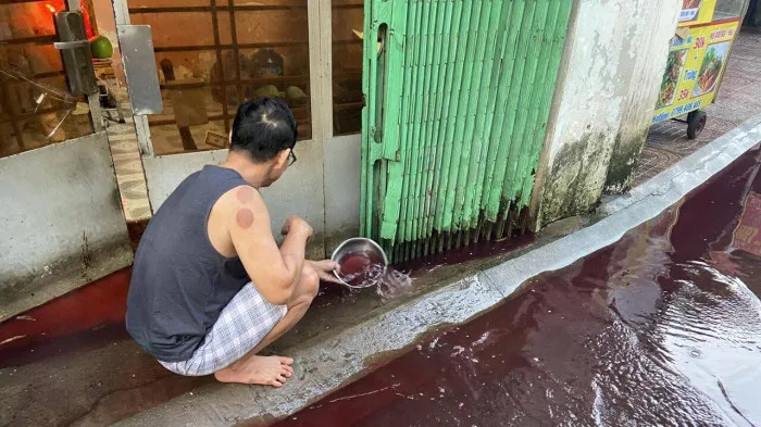 Dòng nước đỏ bất thường tràn vào khu dân cư sau cơn mưa lớn - Ảnh 4. Dòng nước đỏ bất thường tràn vào khu dân cư sau cơn mưa lớn - Ảnh 4.
