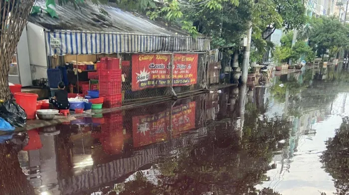 Dòng nước đỏ bất thường tràn vào khu dân cư sau cơn mưa lớn - Ảnh 3. Dòng nước đỏ bất thường tràn vào khu dân cư sau cơn mưa lớn - Ảnh 3.