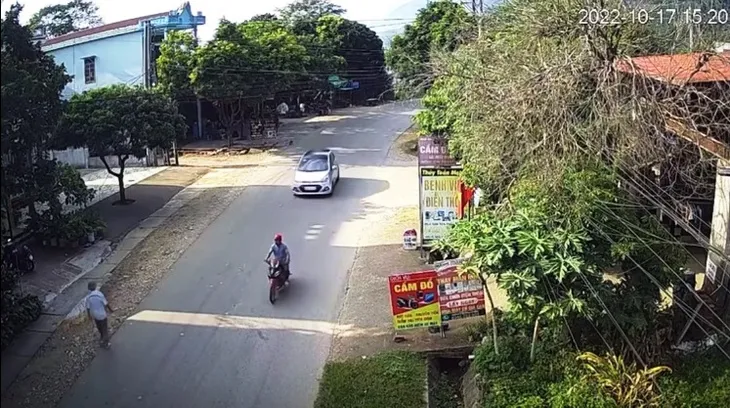 Không làm chủ tốc độ, ô tô hất tung người lái xe máy lên kính chắn gió - Ảnh 1. Không làm chủ tốc độ, ô tô hất tung người lái xe máy lên kính chắn gió - Ảnh 1.