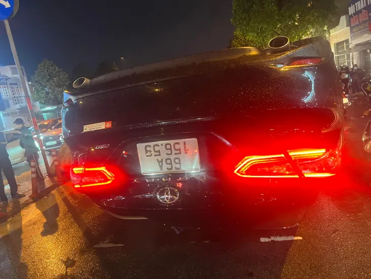 Tài xế có biểu hiện say xỉn lái ô tô tông xe máy rồi lật ngửa trên đường - Ảnh 2. Tài xế có biểu hiện say xỉn lái ô tô tông xe máy rồi lật ngửa trên đường - Ảnh 2.