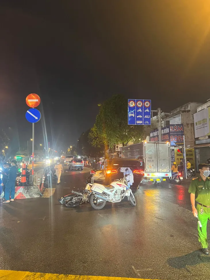 Tài xế có biểu hiện say xỉn lái ô tô tông xe máy rồi lật ngửa trên đường - Ảnh 1. Tài xế có biểu hiện say xỉn lái ô tô tông xe máy rồi lật ngửa trên đường - Ảnh 1.