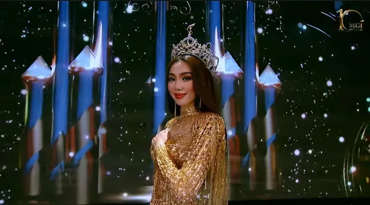 Thùy Tiên bắn 4 thứ tiếng trong giây phút kết thúc nhiệm kỳ Miss Grand International - Ảnh 2. Thùy Tiên bắn 4 thứ tiếng trong giây phút kết thúc nhiệm kỳ Miss Grand International - Ảnh 2.
