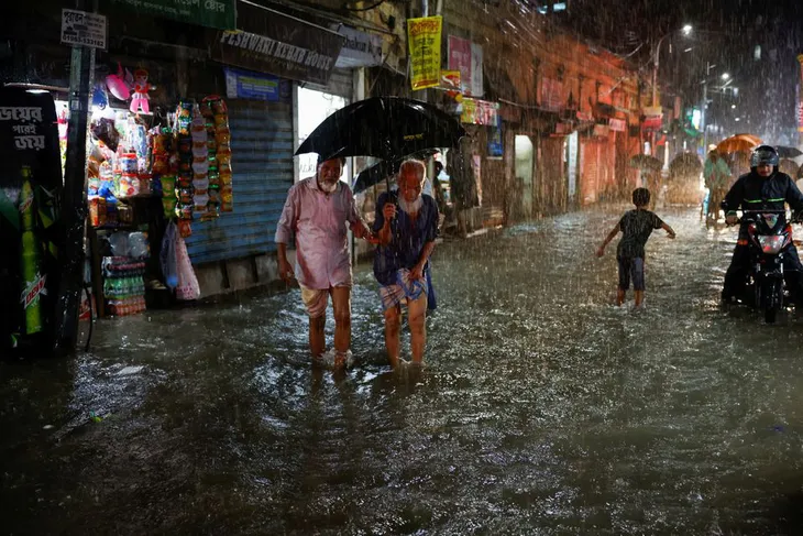 Bão Sitrang hoành hành ở Bangladesh khiến 9 người thiệt mạng, gây ngập trên diện rộng - Ảnh 1. Bão Sitrang hoành hành ở Bangladesh khiến 9 người thiệt mạng, gây ngập trên diện rộng - Ảnh 1.