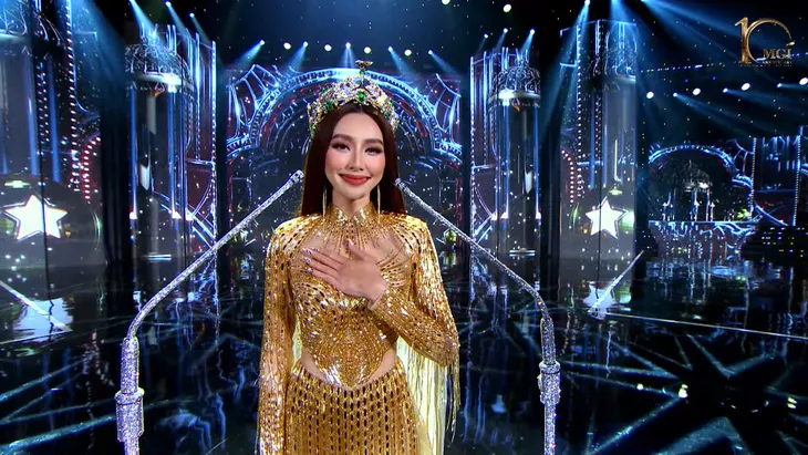 Thùy Tiên bắn 4 thứ tiếng trong giây phút kết thúc nhiệm kỳ Miss Grand International - Ảnh 3. Thùy Tiên bắn 4 thứ tiếng trong giây phút kết thúc nhiệm kỳ Miss Grand International - Ảnh 3.