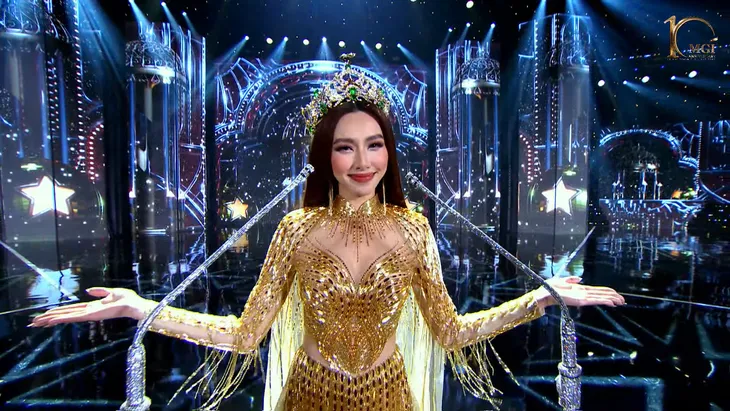 Thùy Tiên bắn 4 thứ tiếng trong giây phút kết thúc nhiệm kỳ Miss Grand International - Ảnh 4. Thùy Tiên bắn 4 thứ tiếng trong giây phút kết thúc nhiệm kỳ Miss Grand International - Ảnh 4.