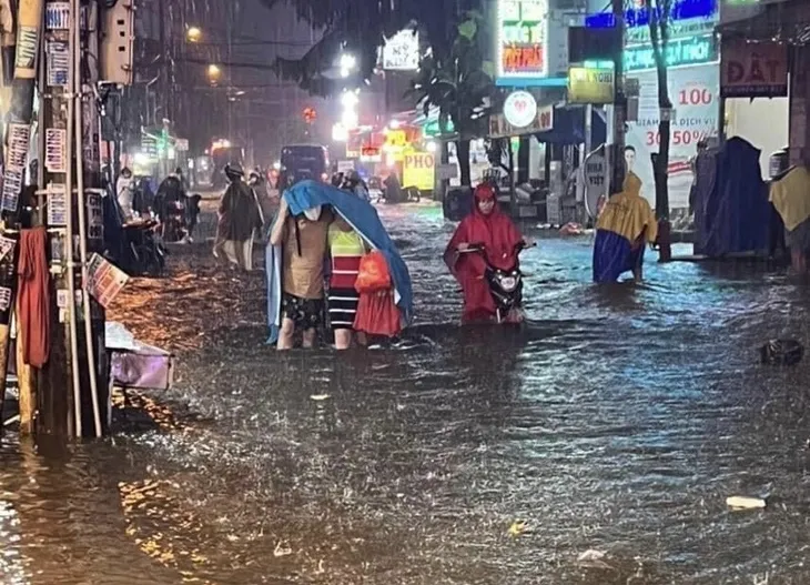 Thành phố Hồ Chí Minh: Mưa lớn kéo dài, nhiều nơi ngập sâu - Ảnh 4. Thành phố Hồ Chí Minh: Mưa lớn kéo dài, nhiều nơi ngập sâu - Ảnh 4.