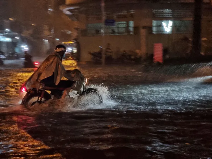 Thành phố Hồ Chí Minh: Mưa lớn kéo dài, nhiều nơi ngập sâu - Ảnh 3. Thành phố Hồ Chí Minh: Mưa lớn kéo dài, nhiều nơi ngập sâu - Ảnh 3.