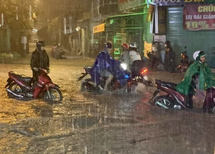 Thành phố Hồ Chí Minh: Mưa lớn kéo dài, nhiều nơi ngập sâu - Ảnh 2. Thành phố Hồ Chí Minh: Mưa lớn kéo dài, nhiều nơi ngập sâu - Ảnh 2.