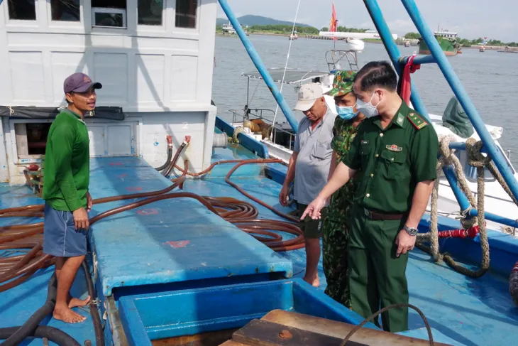 Bà Rịa - Vũng Tàu: Bắt giữ tàu cá vận chuyển 110 ngàn lít dầu DO lậu trên biển - Ảnh 1. Bà Rịa - Vũng Tàu: Bắt giữ tàu cá vận chuyển 110 ngàn lít dầu DO lậu trên biển - Ảnh 1.