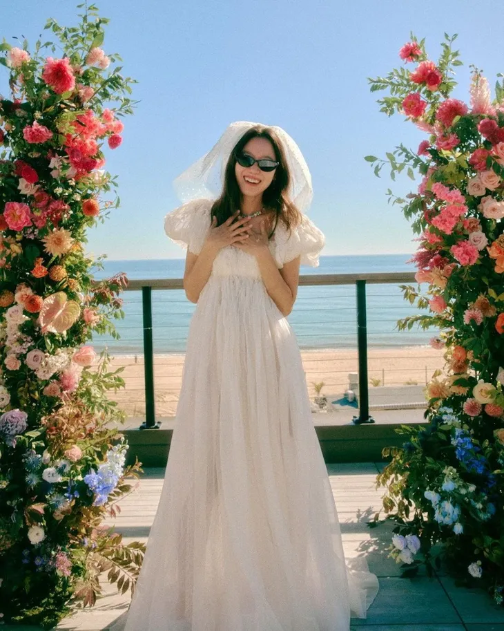 Gong Hyo Jin lần đầu khoe ảnh đám cưới - Ảnh 2. Gong Hyo Jin lần đầu khoe ảnh đám cưới - Ảnh 2.