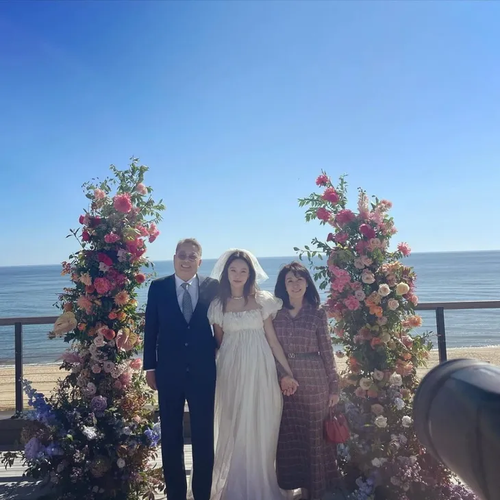 Gong Hyo Jin lần đầu khoe ảnh đám cưới - Ảnh 3. Gong Hyo Jin lần đầu khoe ảnh đám cưới - Ảnh 3.