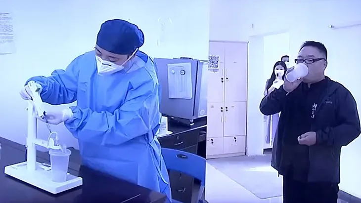 Thượng Hải (Trung Quốc) sử dụng vaccine COVID-19 dạng hít - Ảnh 1. Thượng Hải (Trung Quốc) sử dụng vaccine COVID-19 dạng hít - Ảnh 1.