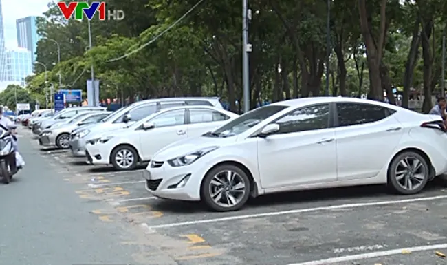 TP Hồ Chí Minh: Kiến nghị thu phí qua thẻ ETC với ô tô đỗ dưới lòng đường - Ảnh 1. TP Hồ Chí Minh: Kiến nghị thu phí qua thẻ ETC với ô tô đỗ dưới lòng đường - Ảnh 1.
