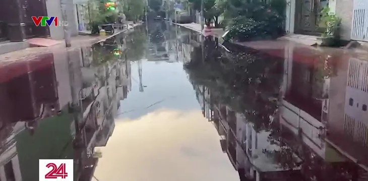 Nước có màu lạ sau mưa lớn ở TP Hồ Chí Minh: Kiểm tra, rà soát các cơ sở sản xuất xả thải - Ảnh 1. Nước có màu lạ sau mưa lớn ở TP Hồ Chí Minh: Kiểm tra, rà soát các cơ sở sản xuất xả thải - Ảnh 1.