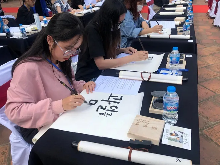 Danh ngôn Chủ tịch Hồ Chí Minh trên thư pháp Hàn Quốc - Ảnh 2. Danh ngôn Chủ tịch Hồ Chí Minh trên thư pháp Hàn Quốc - Ảnh 2.
