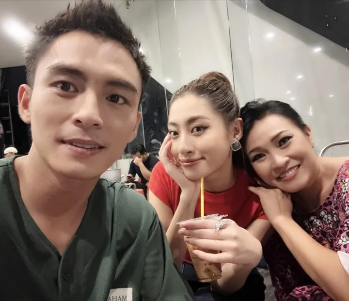 Sao Việt ngày 28/19: Nhan sắc nghệ sĩ Trịnh Kinh Chi thời đôi mươi, Huyền Lizzie đẹp đôi bên Đình Tú - Ảnh 8. Sao Việt ngày 28/19: Nhan sắc nghệ sĩ Trịnh Kinh Chi thời đôi mươi, Huyền Lizzie đẹp đôi bên Đình Tú - Ảnh 8.