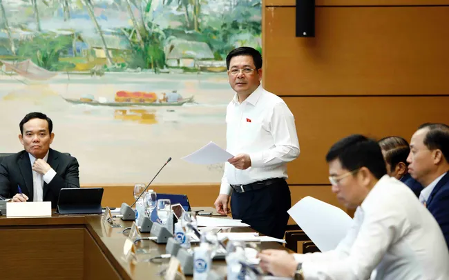 Đại biểu Quốc hội: Cần làm rõ xăng dầu thiếu thật hay thiếu giả - Ảnh 2. Đại biểu Quốc hội: Cần làm rõ xăng dầu thiếu thật hay thiếu giả - Ảnh 2.