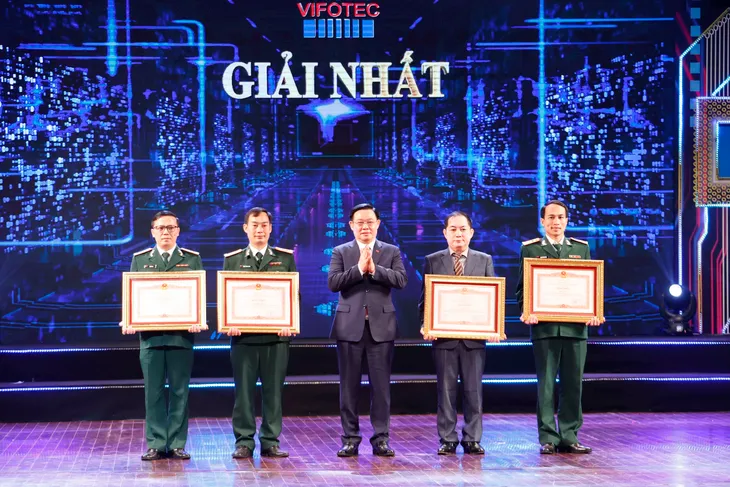 Trao Giải thưởng Sáng tạo Khoa học Công nghệ Việt Nam 2021 - Ảnh 1. Trao Giải thưởng Sáng tạo Khoa học Công nghệ Việt Nam 2021 - Ảnh 1.