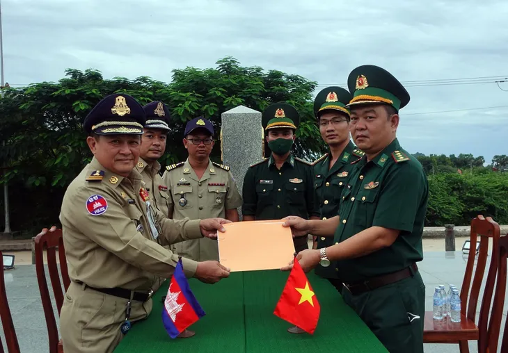 Kiên Giang: Tiếp nhận thêm công dân Việt Nam trở về từ Campuchia - Ảnh 1. Kiên Giang: Tiếp nhận thêm công dân Việt Nam trở về từ Campuchia - Ảnh 1.