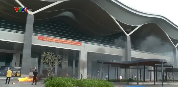 Diễn tập phòng cháy chữa cháy tại Cảng hàng không quốc tế Cam Ranh - Ảnh 1. Diễn tập phòng cháy chữa cháy tại Cảng hàng không quốc tế Cam Ranh - Ảnh 1.