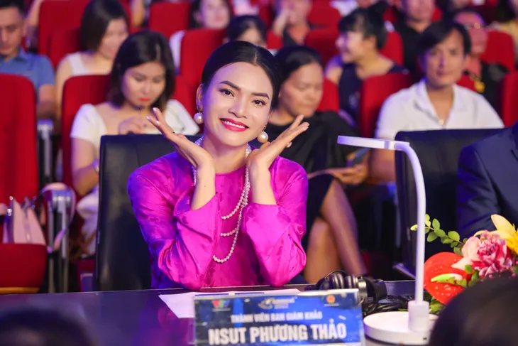 Phạm Phương Thảo diện loạt váy áo nổi bần bật trên ghế Giám khảo vòng Chung kết Sao Mai 2022 - Ảnh 3. Phạm Phương Thảo diện loạt váy áo nổi bần bật trên ghế Giám khảo vòng Chung kết Sao Mai 2022 - Ảnh 3.
