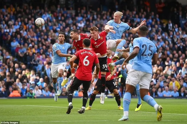 Haaland lập kỷ lục mới với hat-trick vào lưới Man Utd - Ảnh 1. Haaland lập kỷ lục mới với hat-trick vào lưới Man Utd - Ảnh 1.