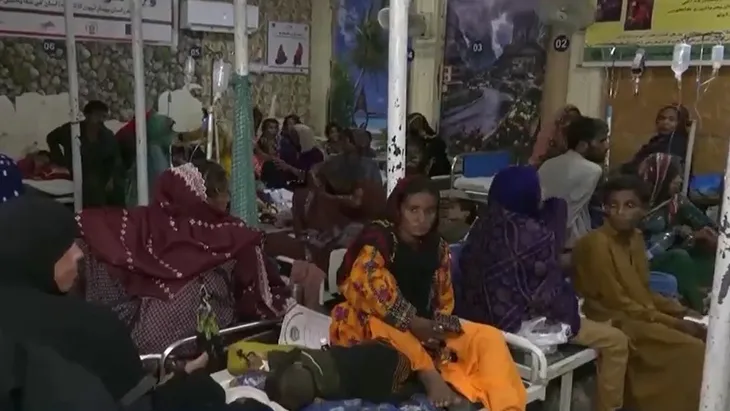 Dịch bệnh lan nhanh sau lũ lụt tồi tệ nhất tại Pakistan - Ảnh 1. Dịch bệnh lan nhanh sau lũ lụt tồi tệ nhất tại Pakistan - Ảnh 1.