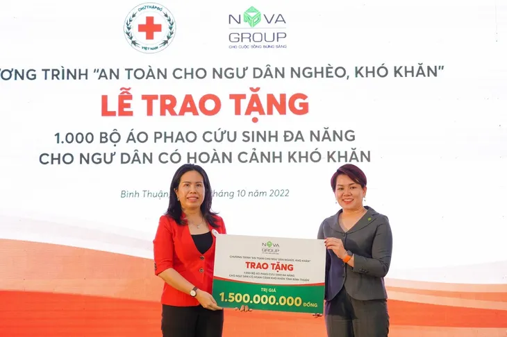 NovaGroup trao tặng 1.000 bộ áo phao cứu sinh đa năng cho ngư dân nghèo tại Bình Thuận - Ảnh 1. NovaGroup trao tặng 1.000 bộ áo phao cứu sinh đa năng cho ngư dân nghèo tại Bình Thuận - Ảnh 1.