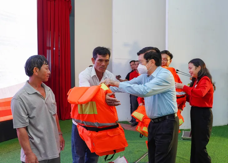 NovaGroup trao tặng 1.000 bộ áo phao cứu sinh đa năng cho ngư dân nghèo tại Bình Thuận - Ảnh 2. NovaGroup trao tặng 1.000 bộ áo phao cứu sinh đa năng cho ngư dân nghèo tại Bình Thuận - Ảnh 2.