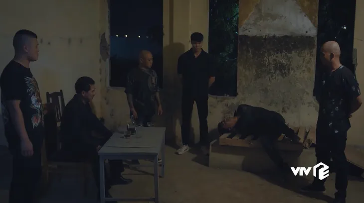 Ga-ra hạnh phúc - Tập 25: Lão Phi bắt Khải buôn hàng trắng - Ảnh 2. Ga-ra hạnh phúc - Tập 25: Lão Phi bắt Khải buôn hàng trắng - Ảnh 2.