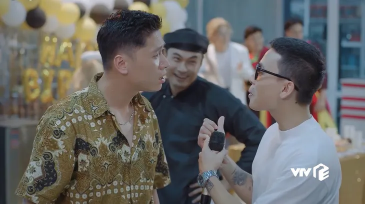 Ga-ra hạnh phúc - Tập 25: Bảo ghen ra mặt khi Vân chụp ảnh cùng thần tượng - Ảnh 4. Ga-ra hạnh phúc - Tập 25: Bảo ghen ra mặt khi Vân chụp ảnh cùng thần tượng - Ảnh 4.