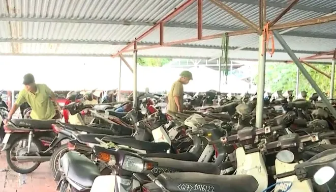 Quá tải bãi trông giữ xe vi phạm giao thông ở Hà Nội - Ảnh 1. Quá tải bãi trông giữ xe vi phạm giao thông ở Hà Nội - Ảnh 1.