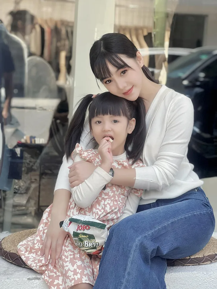 Quỳnh Kool lần đầu làm mẹ trên phim - Ảnh 2. Quỳnh Kool lần đầu làm mẹ trên phim - Ảnh 2.