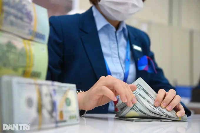 Vàng ảm đạm, nhà đầu tư băn khoăn kênh gửi tiết kiệm hay giữ vàng - Ảnh 2. Vàng ảm đạm, nhà đầu tư băn khoăn kênh gửi tiết kiệm hay giữ vàng - Ảnh 2.