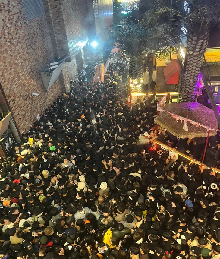 Những người sống sót sau thảm kịch giẫm đạp Itaewon kể lại đêm hỗn loạn - Ảnh 4. Những người sống sót sau thảm kịch giẫm đạp Itaewon kể lại đêm hỗn loạn - Ảnh 4.