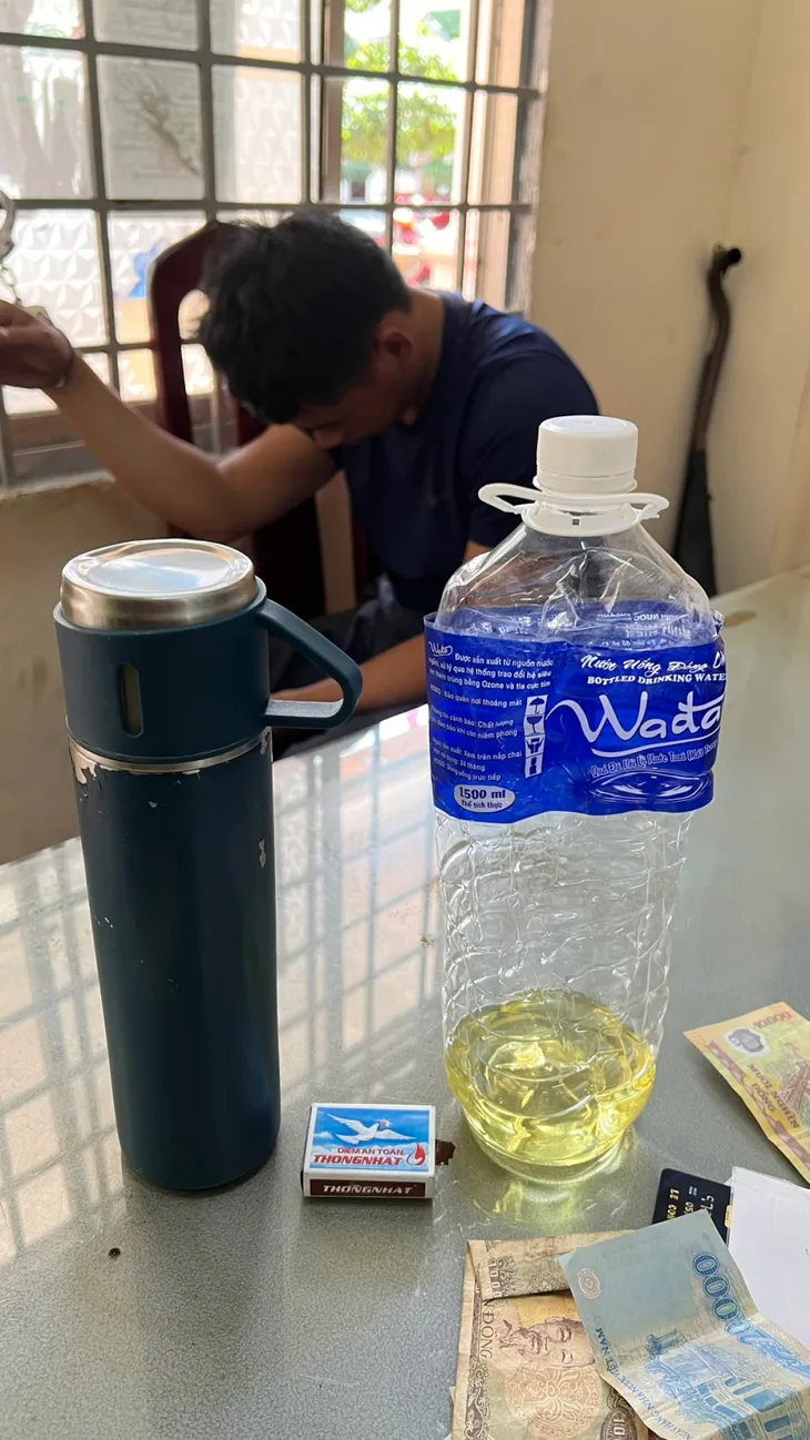 Kịp thời ngăn chặn nam thanh niên đổ xăng định đốt nhà trẻ - Ảnh 2. Kịp thời ngăn chặn nam thanh niên đổ xăng định đốt nhà trẻ - Ảnh 2.