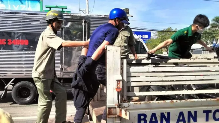 Kịp thời ngăn chặn nam thanh niên đổ xăng định đốt nhà trẻ - Ảnh 1. Kịp thời ngăn chặn nam thanh niên đổ xăng định đốt nhà trẻ - Ảnh 1.