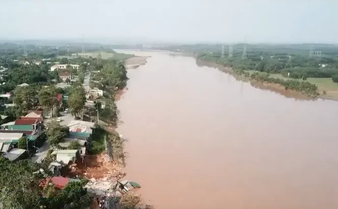 Quảng Trị: Cần phương án khẩn cấp di dời dân vùng sạt lở - Ảnh 1. Quảng Trị: Cần phương án khẩn cấp di dời dân vùng sạt lở - Ảnh 1.