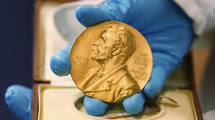 Giải Nobel Vật lý 2022 vinh danh 3 nhà khoa học Aspect, Clauser và Zeilinger - Ảnh 1. Giải Nobel Vật lý 2022 vinh danh 3 nhà khoa học Aspect, Clauser và Zeilinger - Ảnh 1.