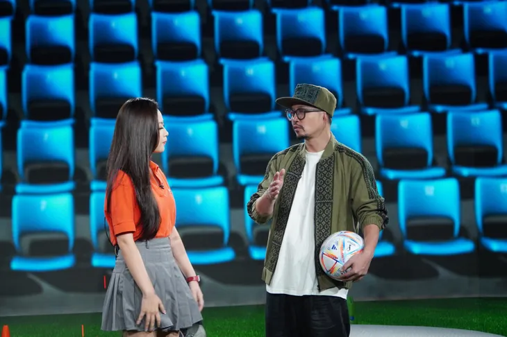 Rapper Hà Lê với loạt biểu cảm cực chất trong “Bóng đá là số 1” - Ảnh 1.