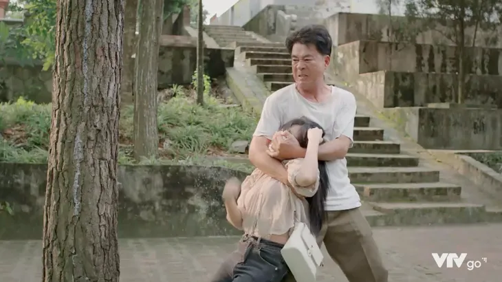 Ga-ra hạnh phúc - Tập 25: Khải “xỏ mũi” lão Phi, người gánh họa lại là Vân - Ảnh 23. Ga-ra hạnh phúc - Tập 25: Khải “xỏ mũi” lão Phi, người gánh họa lại là Vân - Ảnh 23.