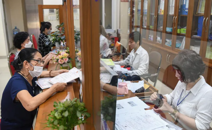Hà Nội yêu cầu bỏ sổ hộ khẩu, CCCD trong thủ tục hành chính - Ảnh 1. Hà Nội yêu cầu bỏ sổ hộ khẩu, CCCD trong thủ tục hành chính - Ảnh 1.
