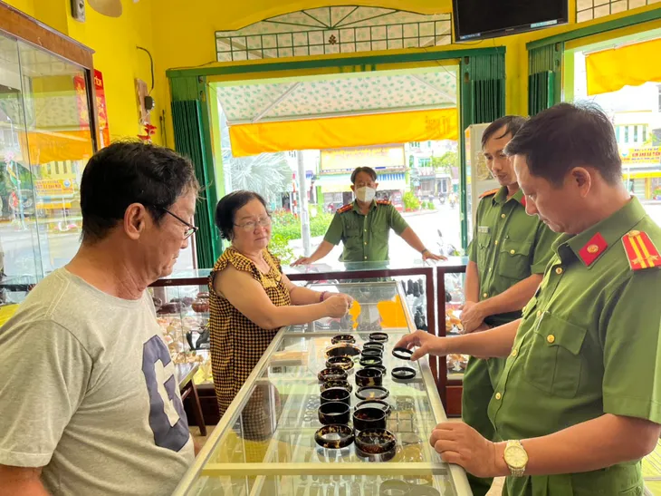 Kiên Giang: Tịch thu nhiều sản phẩm chế tác từ rùa biển buôn bán trái phép - Ảnh 1.