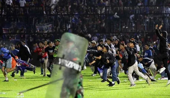Liên đoàn bóng đá Indonesia phạt nặng CLB để xảy ra sự cố chết người - Ảnh 1. Liên đoàn bóng đá Indonesia phạt nặng CLB để xảy ra sự cố chết người - Ảnh 1.