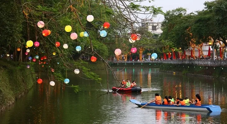 Tuyến phố đi bộ Thành cổ Sơn Tây thu hút 250.000 lượt khách tham quan sau 4 tháng hoạt động - Ảnh 2. Tuyến phố đi bộ Thành cổ Sơn Tây thu hút 250.000 lượt khách tham quan sau 4 tháng hoạt động - Ảnh 2.