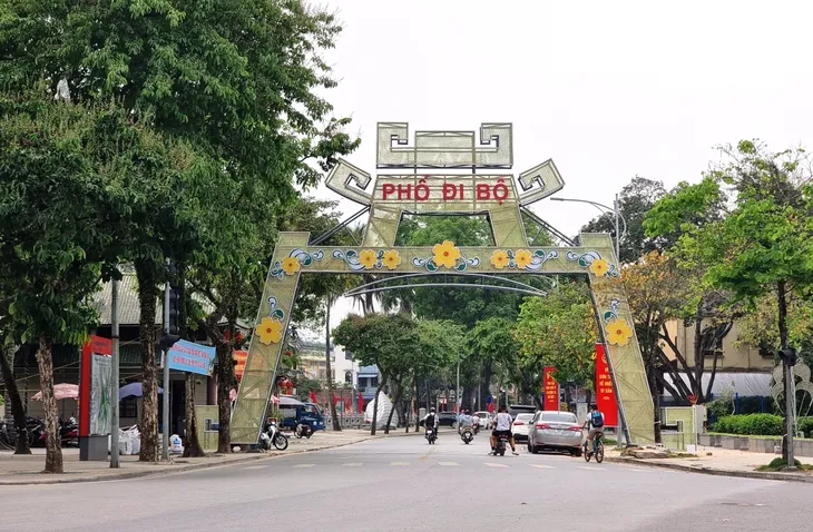Tuyến phố đi bộ Thành cổ Sơn Tây thu hút 250.000 lượt khách tham quan sau 4 tháng hoạt động - Ảnh 1. Tuyến phố đi bộ Thành cổ Sơn Tây thu hút 250.000 lượt khách tham quan sau 4 tháng hoạt động - Ảnh 1.